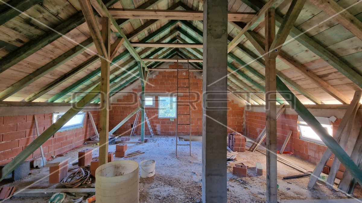 Azienda agricola, casa con 3 edifici ad uso agricolo, terreno, Brinje, 235 m2