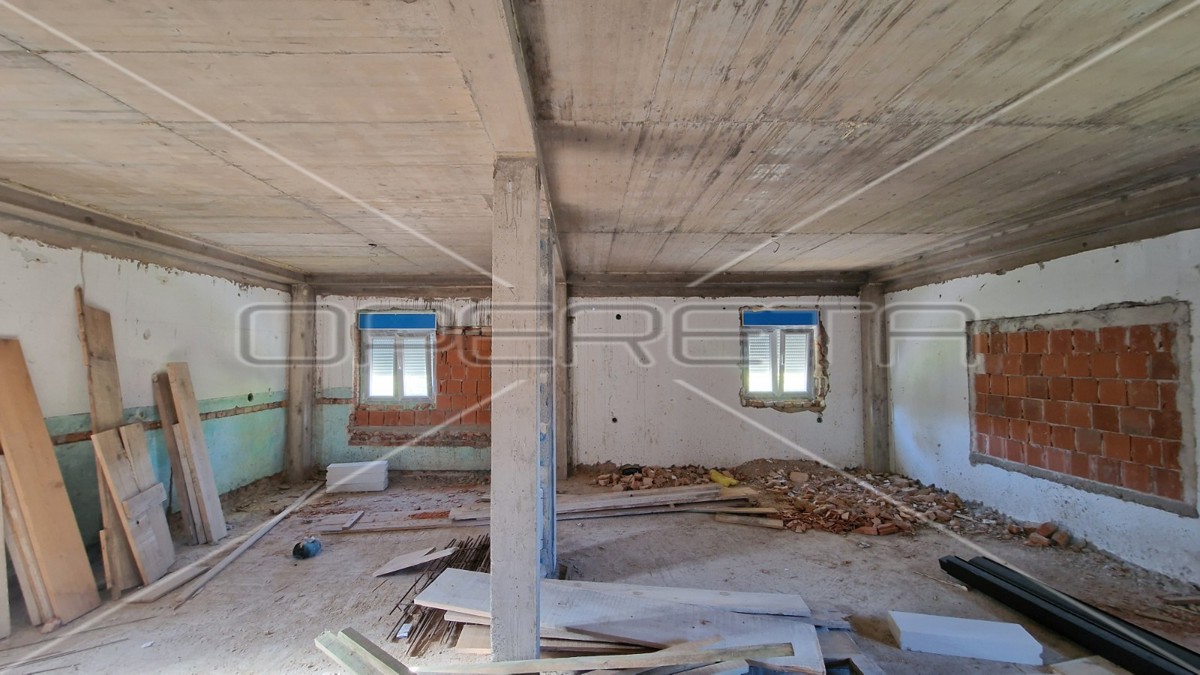 Azienda agricola, casa con 3 edifici ad uso agricolo, terreno, Brinje, 235 m2