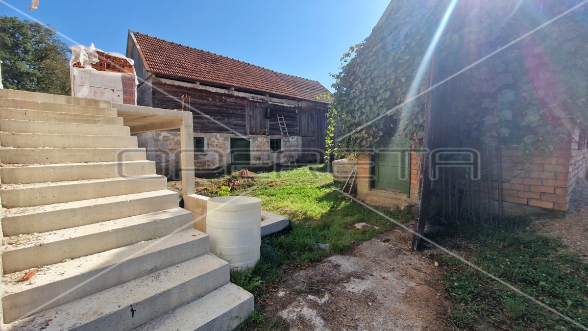 Azienda agricola, casa con 3 edifici ad uso agricolo, terreno, Brinje, 235 m2