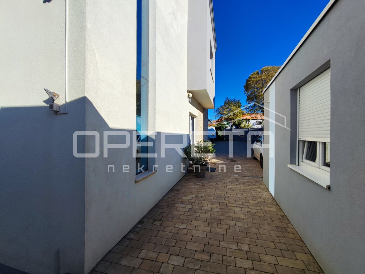 Casa moderna con tre appartamenti, splendida terrazza sul tetto e giardino, vicinanza al mare - Borik, Zara