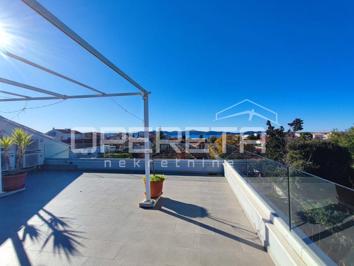 Casa moderna con tre appartamenti, splendida terrazza sul tetto e giardino, vicinanza al mare - Borik, Zara