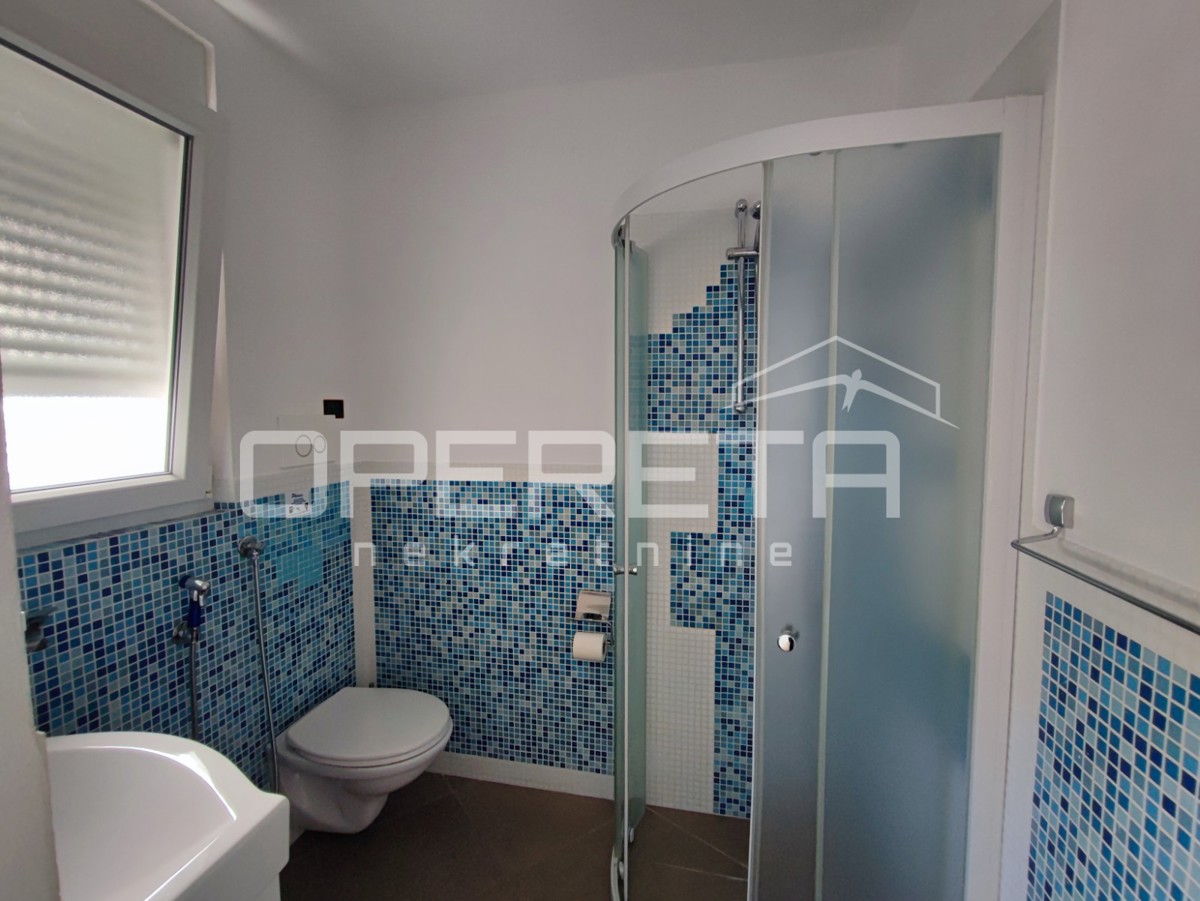 Casa moderna con tre appartamenti, splendida terrazza sul tetto e giardino, vicinanza al mare - Borik, Zara