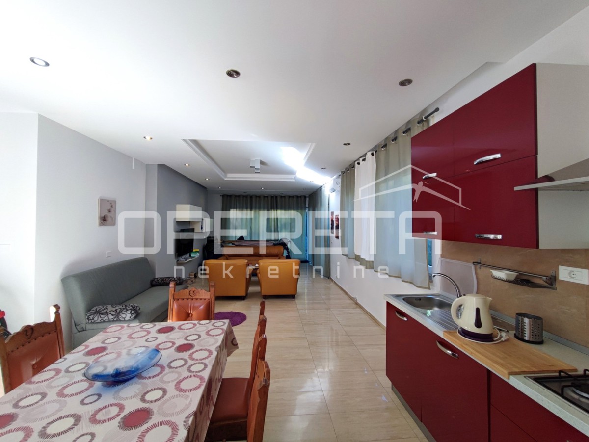 Casa moderna con tre appartamenti, splendida terrazza sul tetto e giardino, vicinanza al mare - Borik, Zara