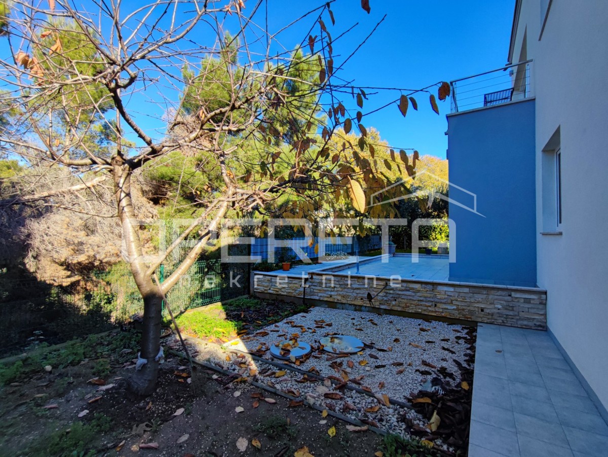 Casa moderna con tre appartamenti, splendida terrazza sul tetto e giardino, vicinanza al mare - Borik, Zara