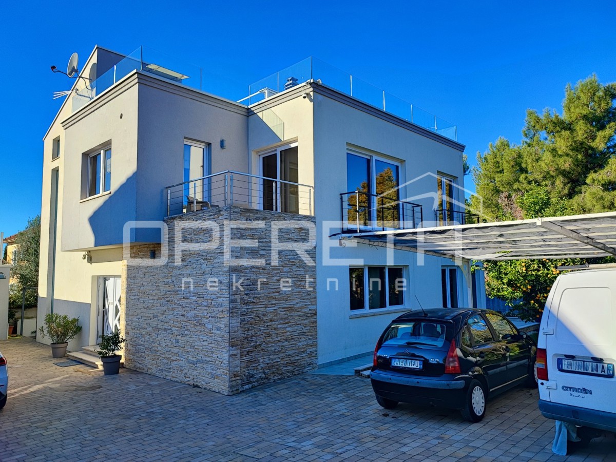 Casa moderna con tre appartamenti, splendida terrazza sul tetto e giardino, vicinanza al mare - Borik, Zara