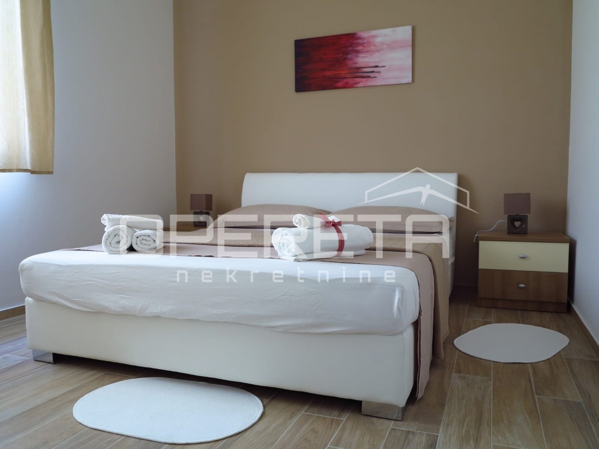 Casa moderna con tre appartamenti, splendida terrazza sul tetto e giardino, vicinanza al mare - Borik, Zara