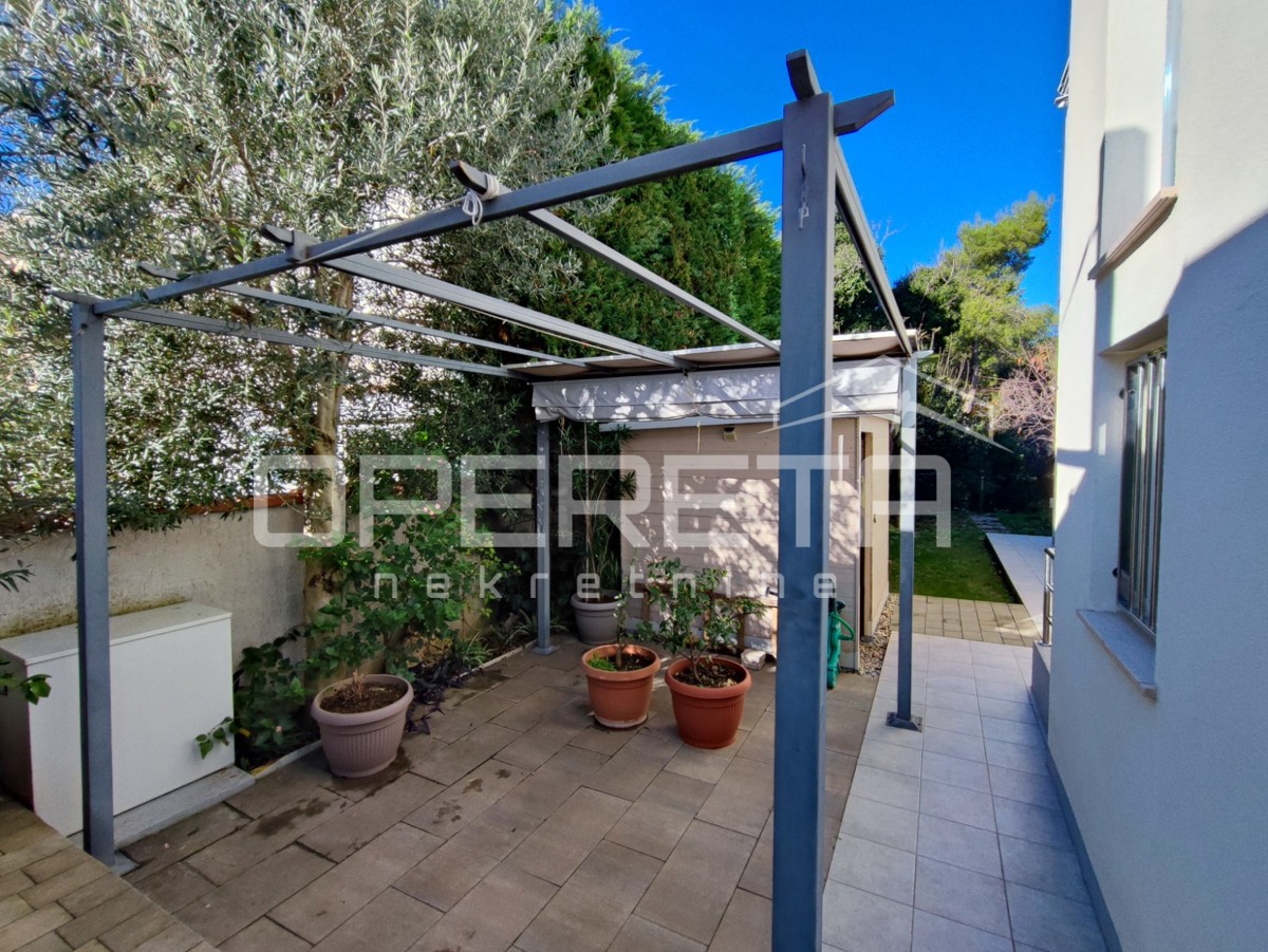 Casa moderna con tre appartamenti, splendida terrazza sul tetto e giardino, vicinanza al mare - Borik, Zara