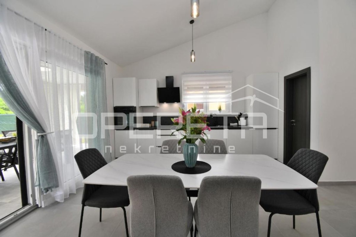 Istria, Labin, nuova casa a piano terra di 130 m2, 3 camere, posizione tranquilla