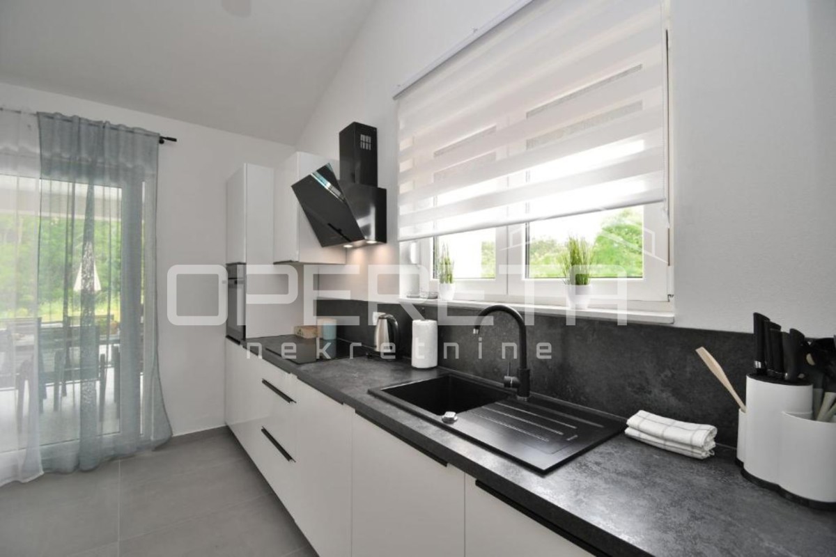 Istria, Labin, nuova casa a piano terra di 130 m2, 3 camere, posizione tranquilla