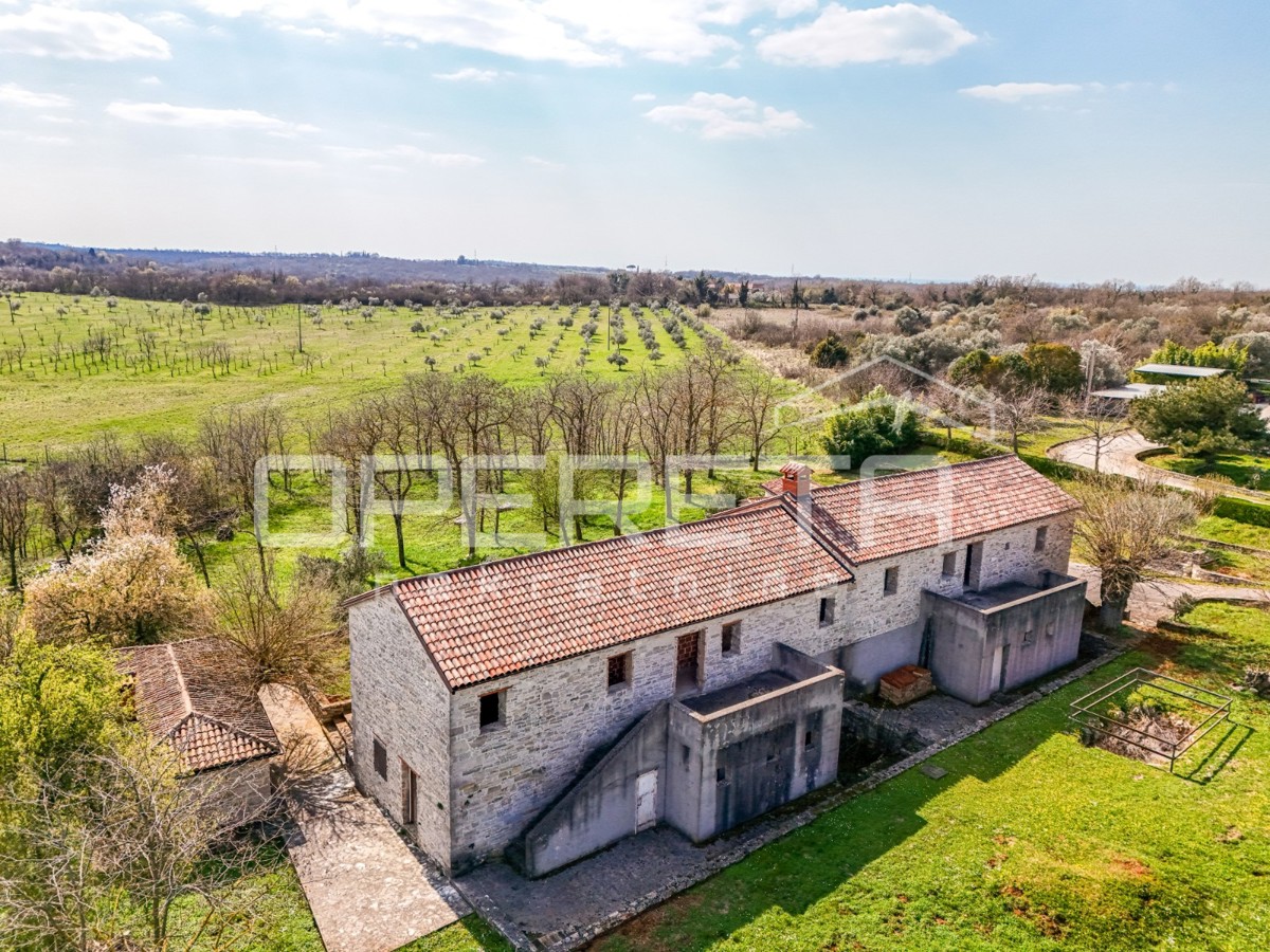 Buje, Kaštel - proprietà di 1909 m2 con destinazione commerciale e alloggio