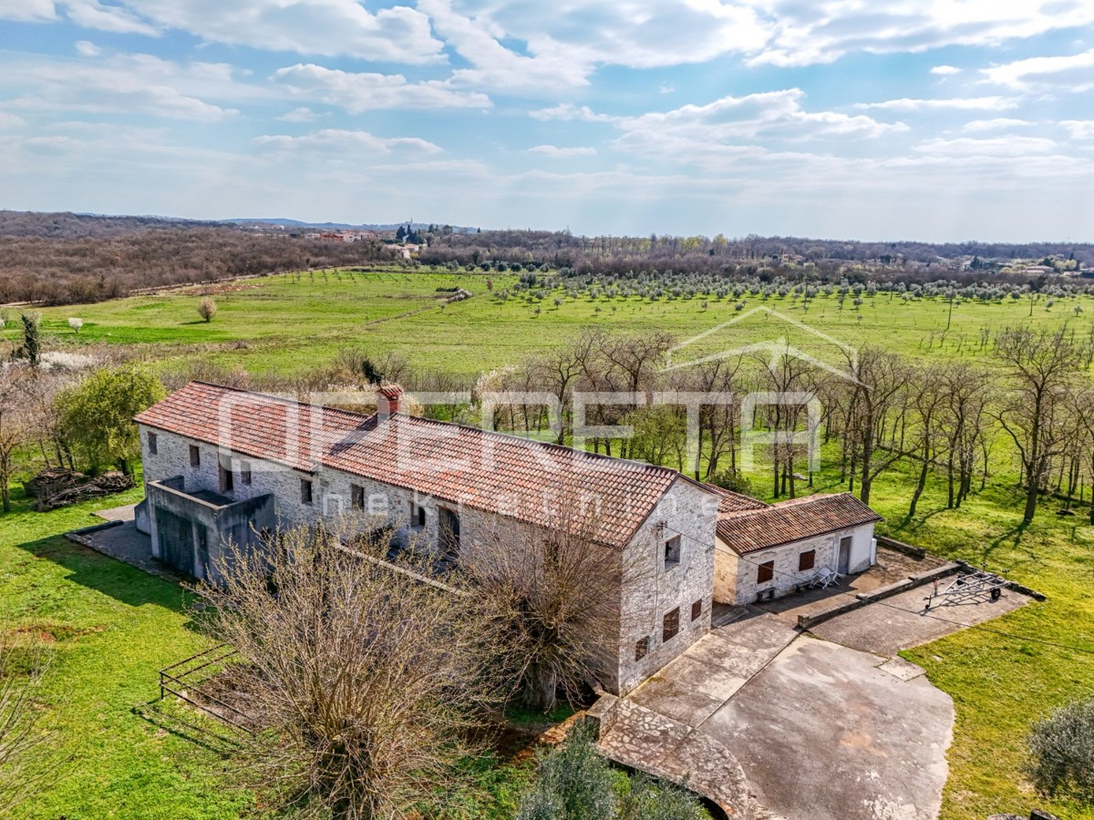 Buje, Kaštel - proprietà di 1909 m2 con destinazione commerciale e alloggio