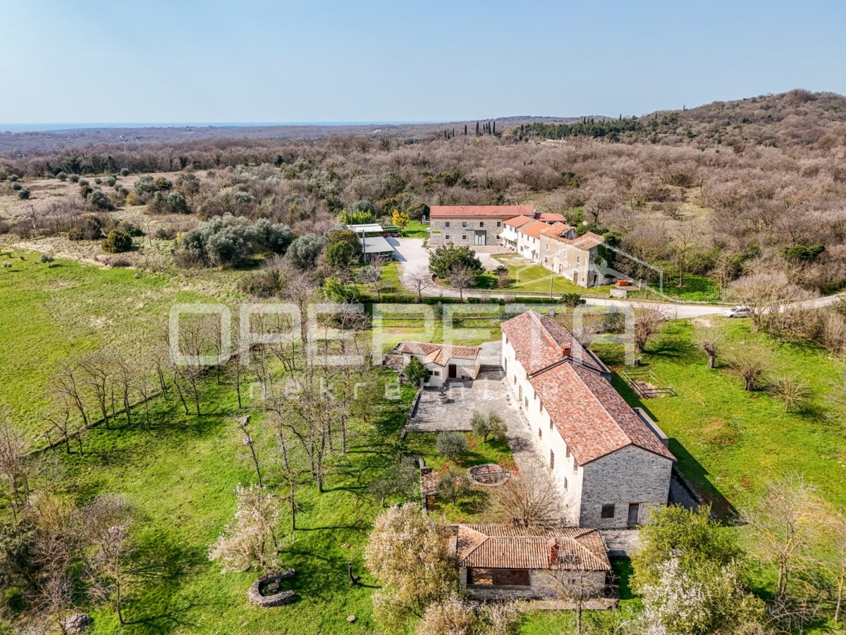 Buje, Kaštel - proprietà di 1909 m2 con destinazione commerciale e alloggio