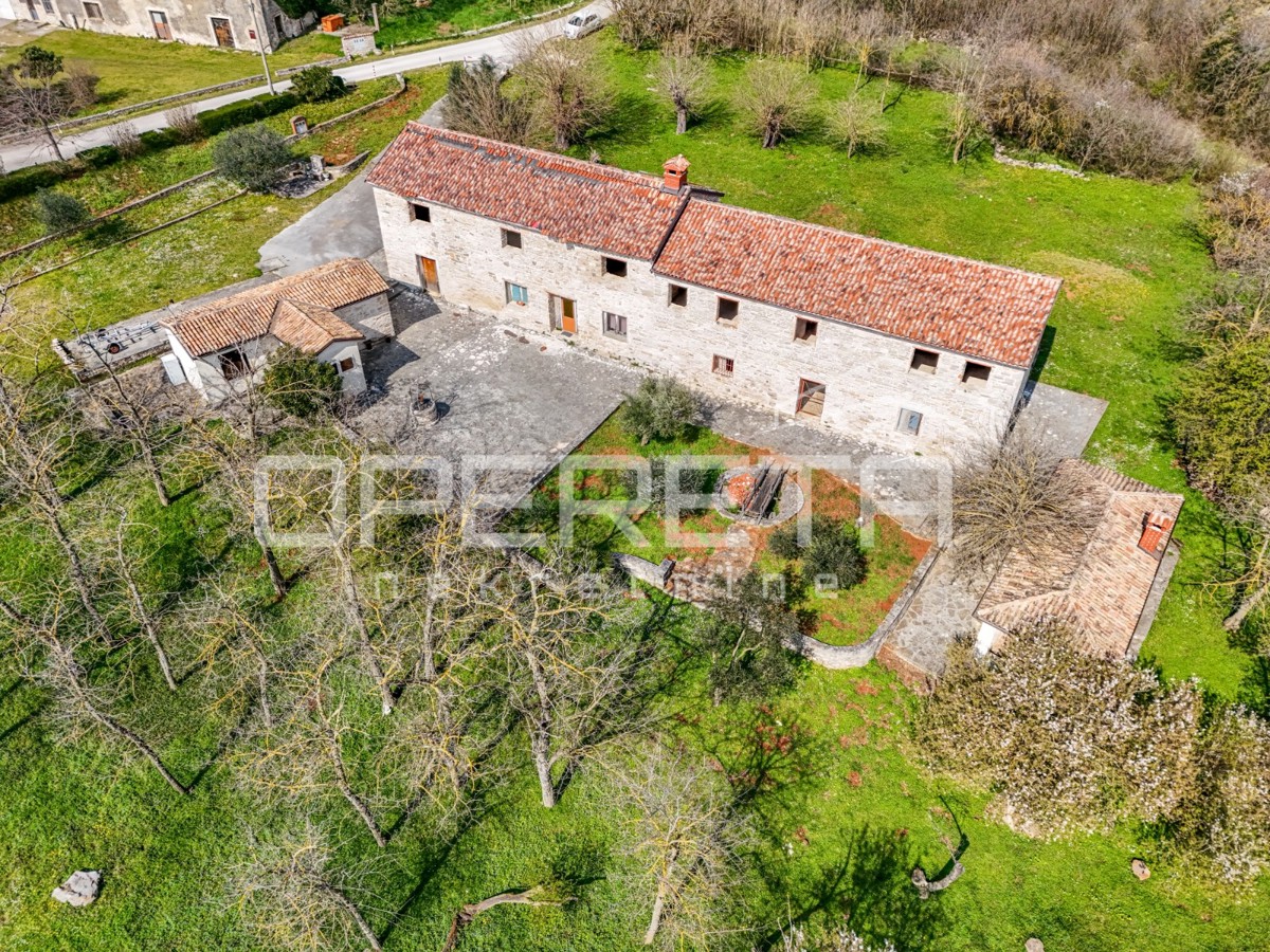 Buje, Kaštel - proprietà di 1909 m2 con destinazione commerciale e alloggio