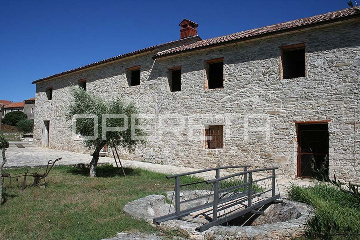 Buje, Kaštel - proprietà di 1909 m2 con destinazione commerciale e alloggio