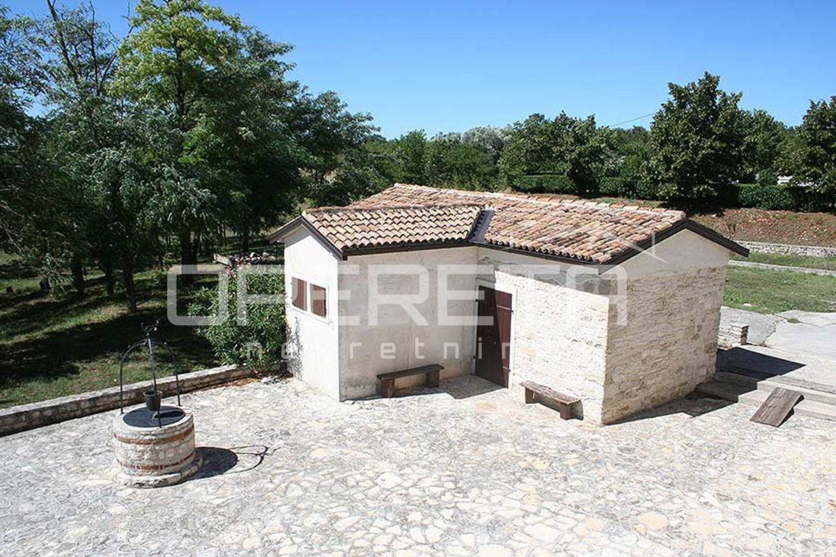 Buje, Kaštel - proprietà di 1909 m2 con destinazione commerciale e alloggio