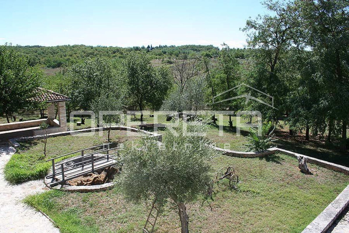 Buje, Kaštel - proprietà di 1909 m2 con destinazione commerciale e alloggio