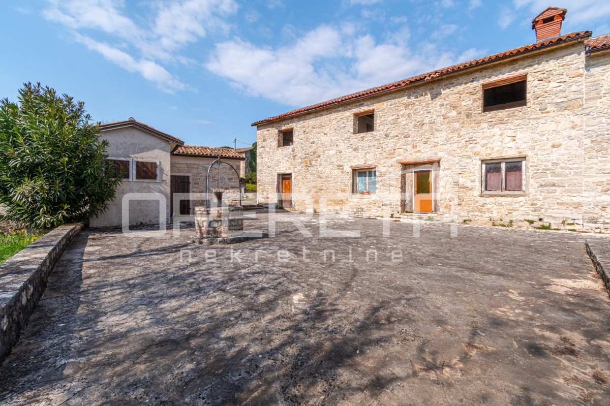 Buje, Kaštel - proprietà di 1909 m2 con destinazione commerciale e alloggio