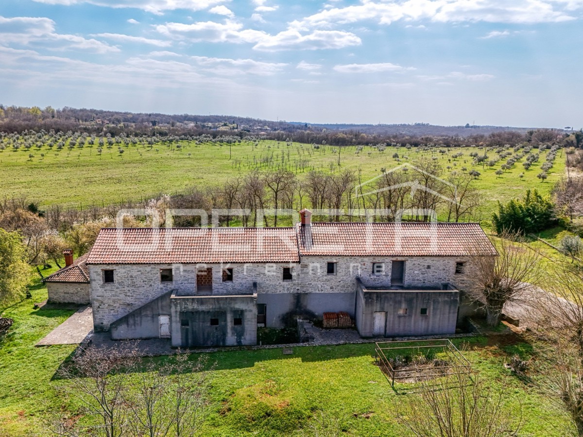 Buje, Kaštel - proprietà di 1909 m2 con destinazione commerciale e alloggio