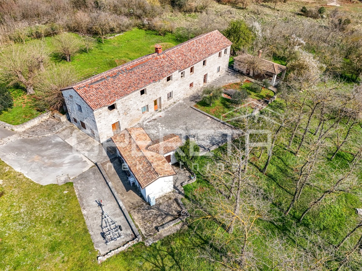 Buje, Kaštel - proprietà di 1909 m2 con destinazione commerciale e alloggio