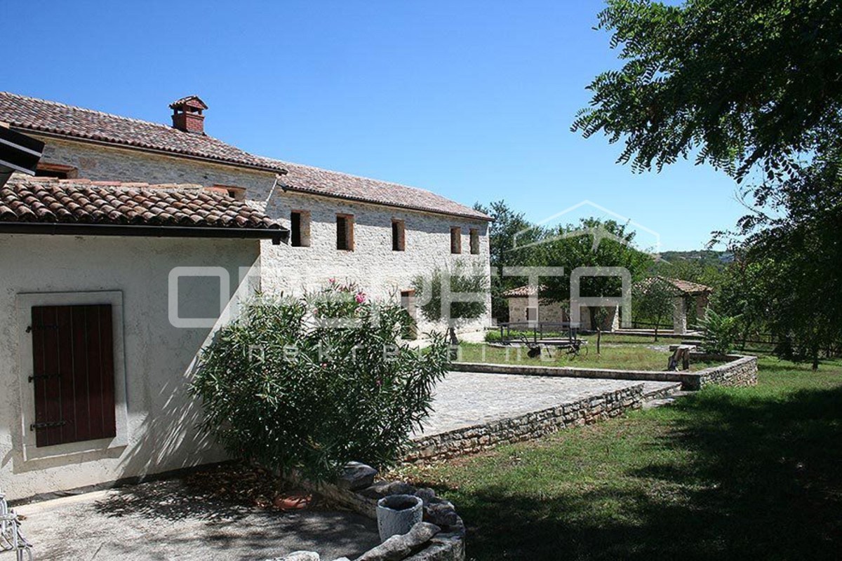 Buje, Kaštel - proprietà di 1909 m2 con destinazione commerciale e alloggio