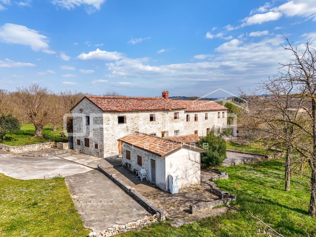 Buje, Kaštel - proprietà di 1909 m2 con destinazione commerciale e alloggio