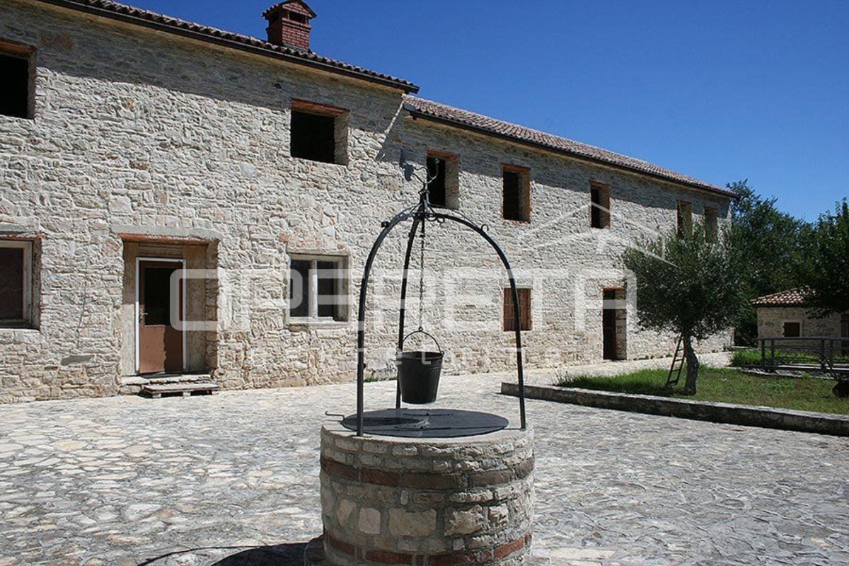 Buje, Kaštel - proprietà di 1909 m2 con destinazione commerciale e alloggio