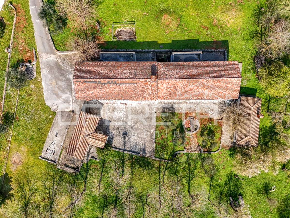 Buje, Kaštel - proprietà di 1909 m2 con destinazione commerciale e alloggio