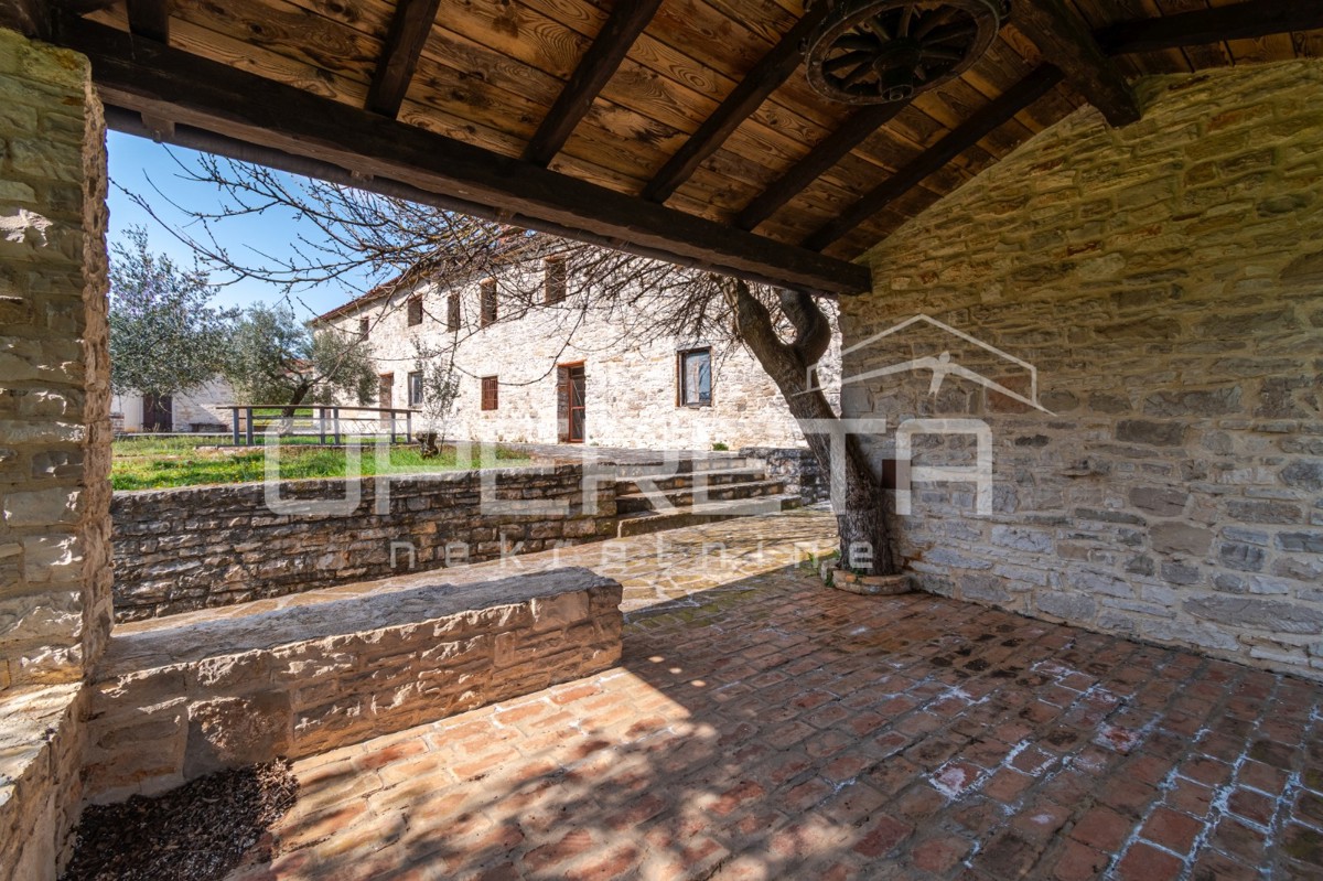 Buje, Kaštel - proprietà di 1909 m2 con destinazione commerciale e alloggio