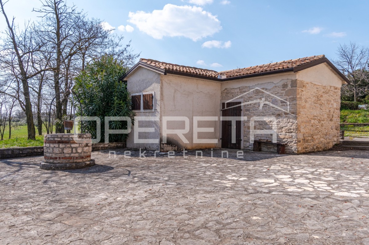 Buje, Kaštel - proprietà di 1909 m2 con destinazione commerciale e alloggio