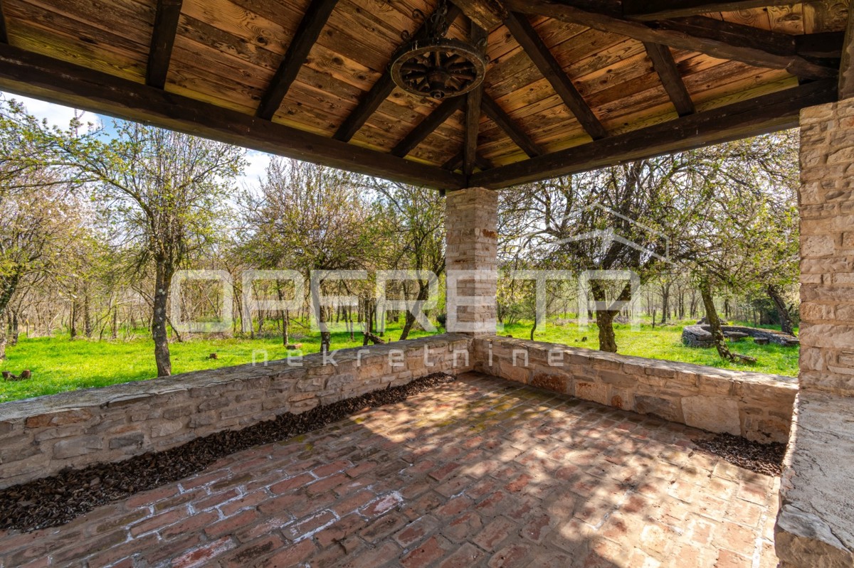 Buje, Kaštel - proprietà di 1909 m2 con destinazione commerciale e alloggio