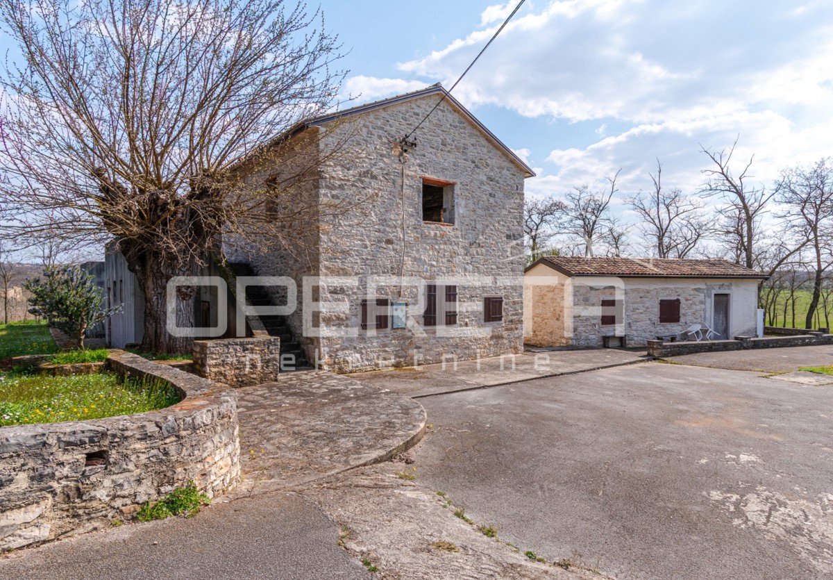 Buje, Kaštel - proprietà di 1909 m2 con destinazione commerciale e alloggio