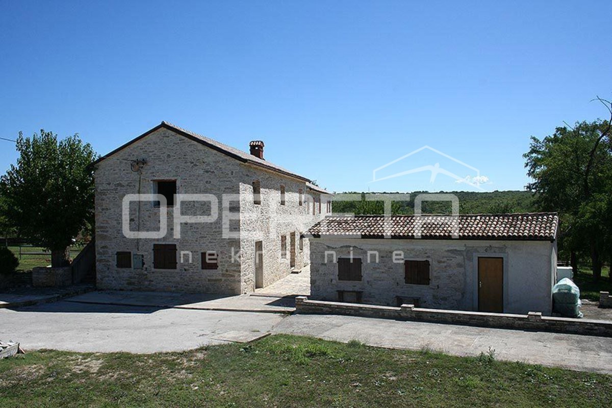 Buje, Kaštel - proprietà di 1909 m2 con destinazione commerciale e alloggio