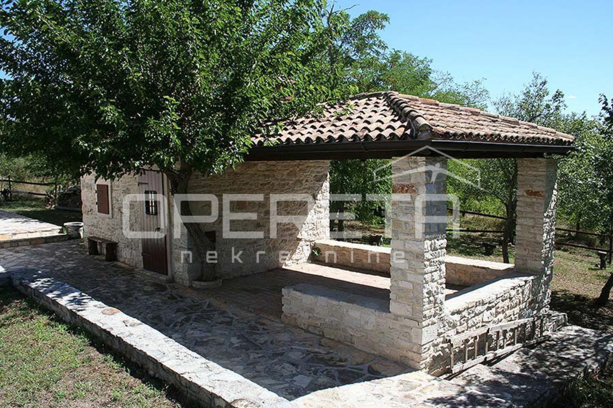 Buje, Kaštel - proprietà di 1909 m2 con destinazione commerciale e alloggio