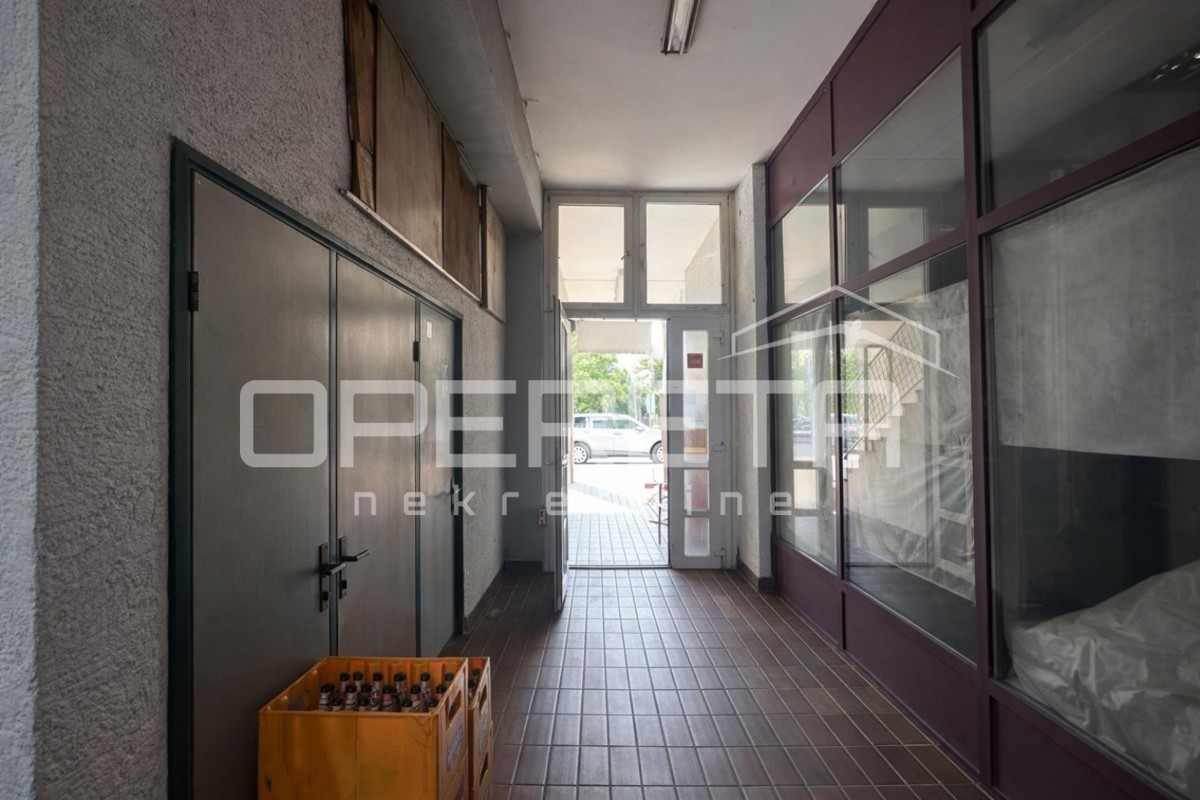 Spazio commerciale con terrazza e magazzino, mercato e centro di Oroslavje