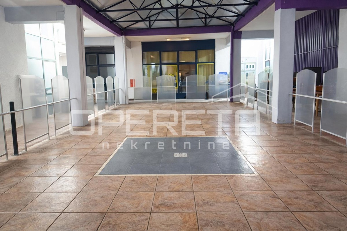 Spazio commerciale con terrazza e magazzino, mercato e centro di Oroslavje