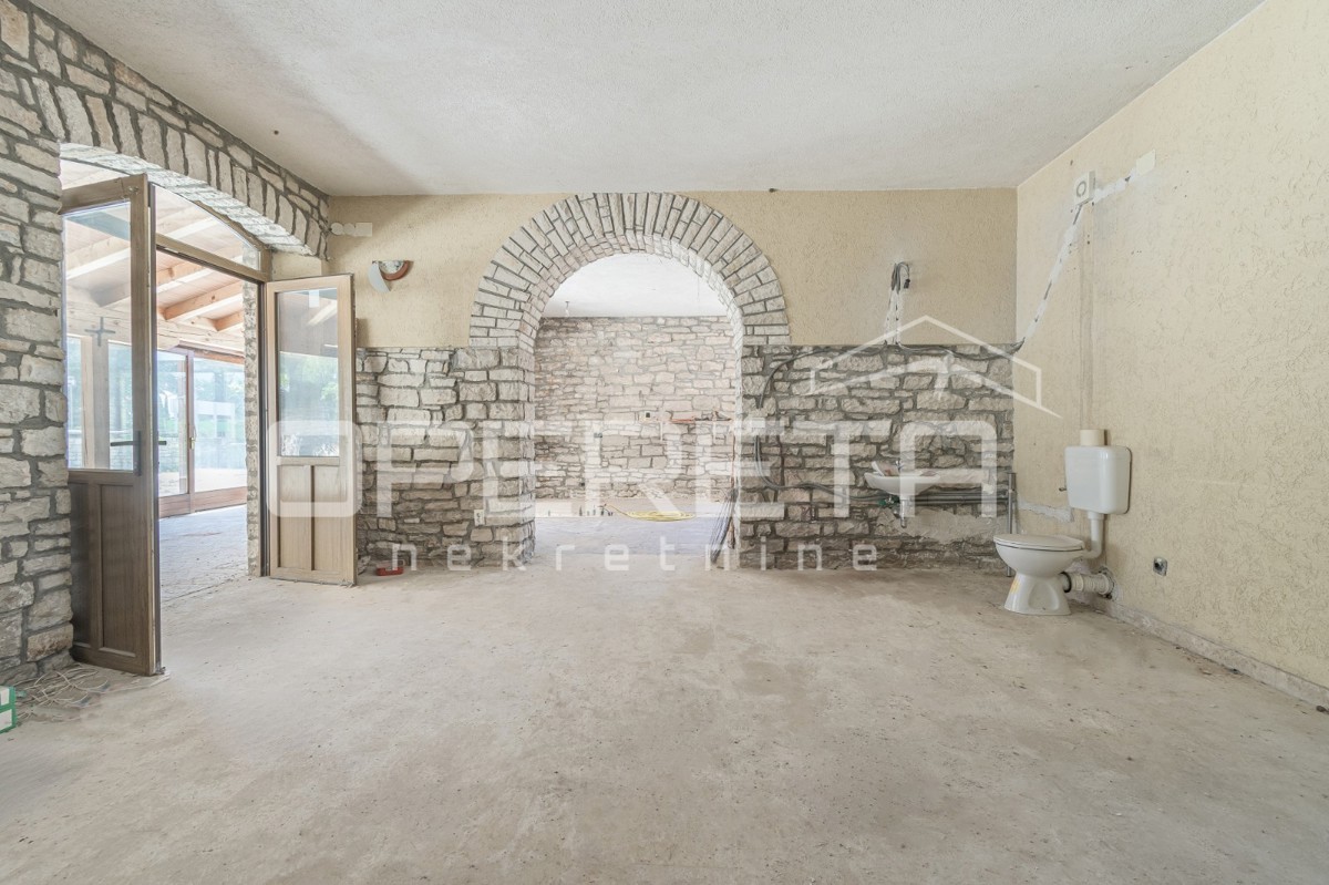 Istria, Kanfanar, spazio commerciale in posizione di passaggio, opportunità di investimento