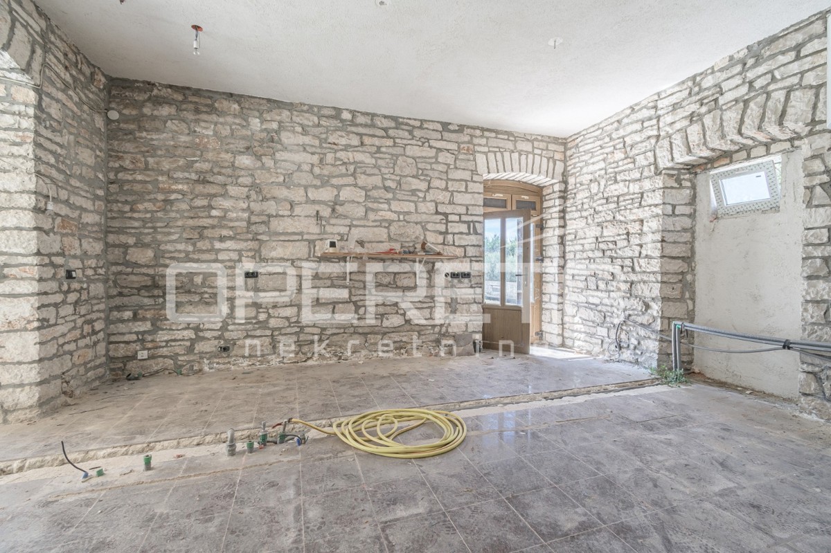 Istria, Kanfanar, spazio commerciale in posizione di passaggio, opportunità di investimento