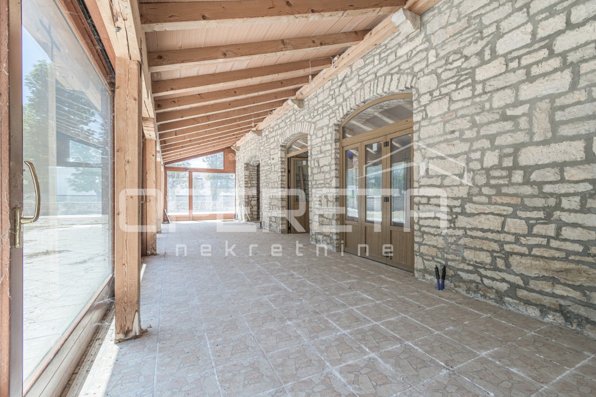 Istria, Kanfanar, spazio commerciale in posizione di passaggio, opportunità di investimento