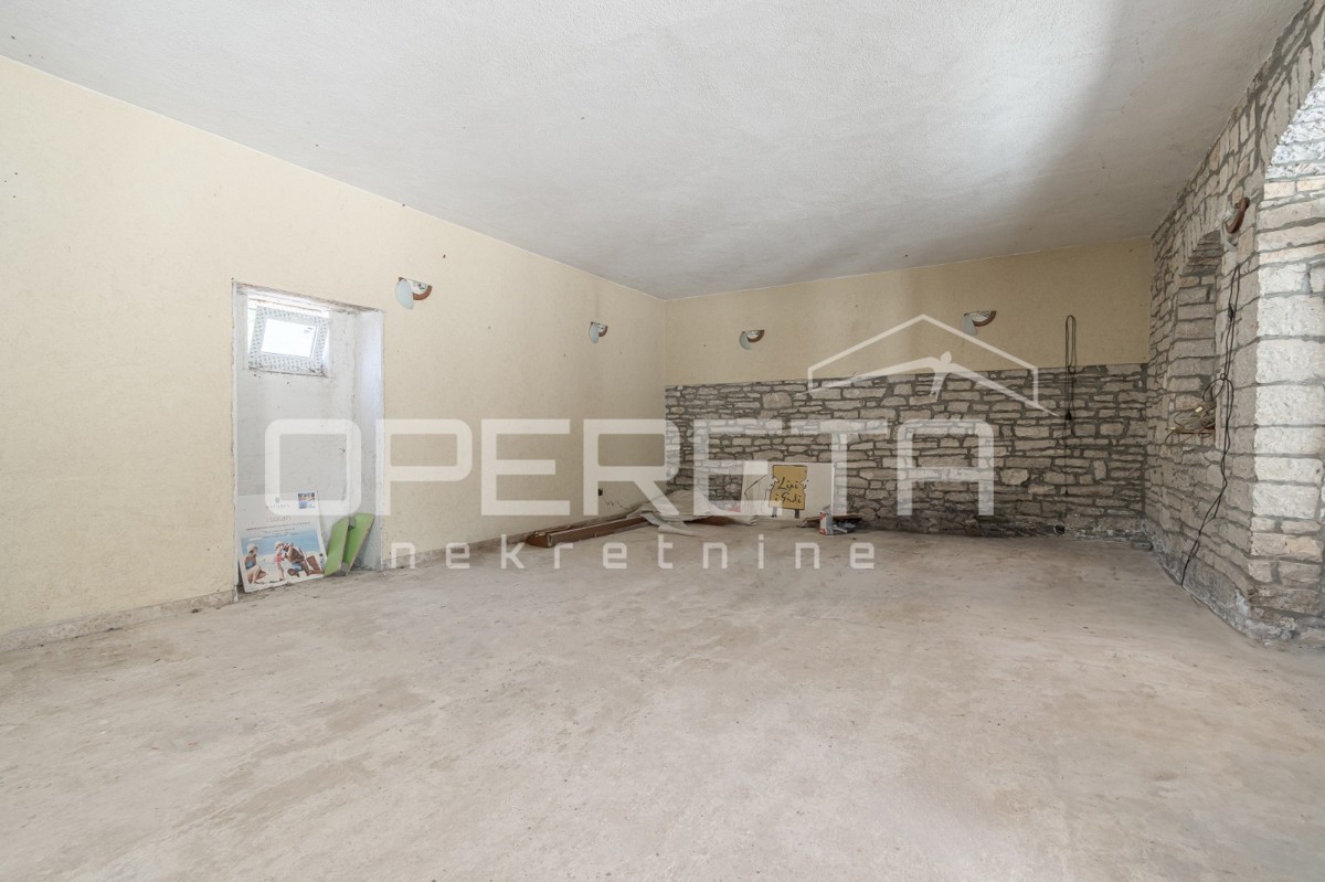 Istria, Kanfanar, spazio commerciale in posizione di passaggio, opportunità di investimento