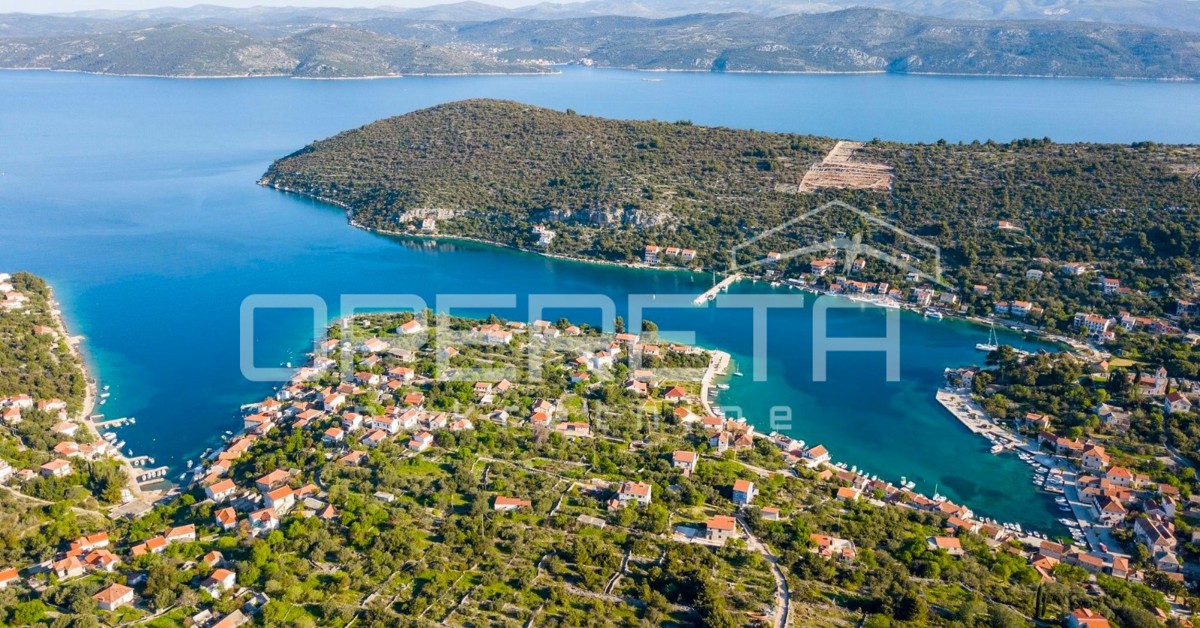 Terreno edificabile sull’isola di Drvenik Veliki – investimento perfetto e opportunità!
