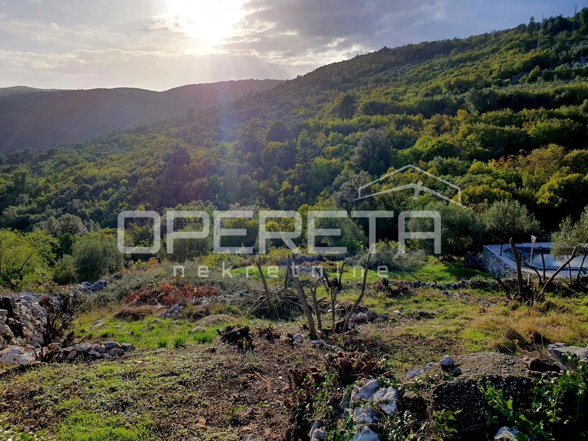 OPPORTUNITÀ – Terreno edificabile con vista aperta sul mare a Rabac, oltre 2.900 m²