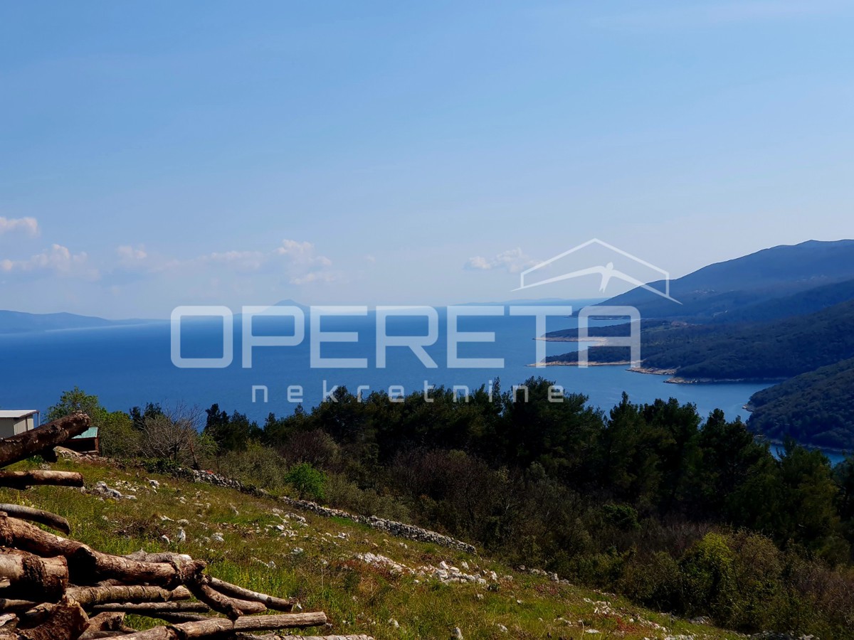 OPPORTUNITÀ – Terreno edificabile con vista aperta sul mare a Rabac, oltre 2.900 m²