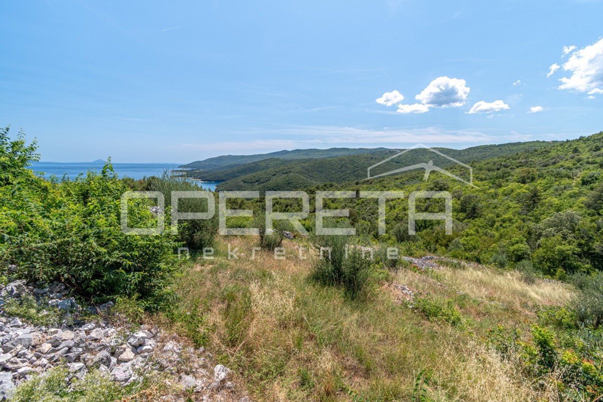 OPPORTUNITÀ – Terreno edificabile con vista aperta sul mare a Rabac, oltre 2.900 m²