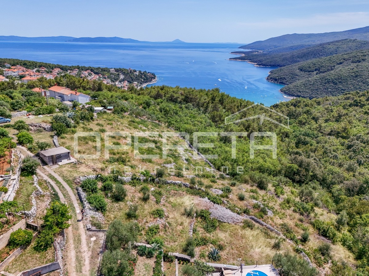 OPPORTUNITÀ – Terreno edificabile con vista aperta sul mare a Rabac, oltre 2.900 m²