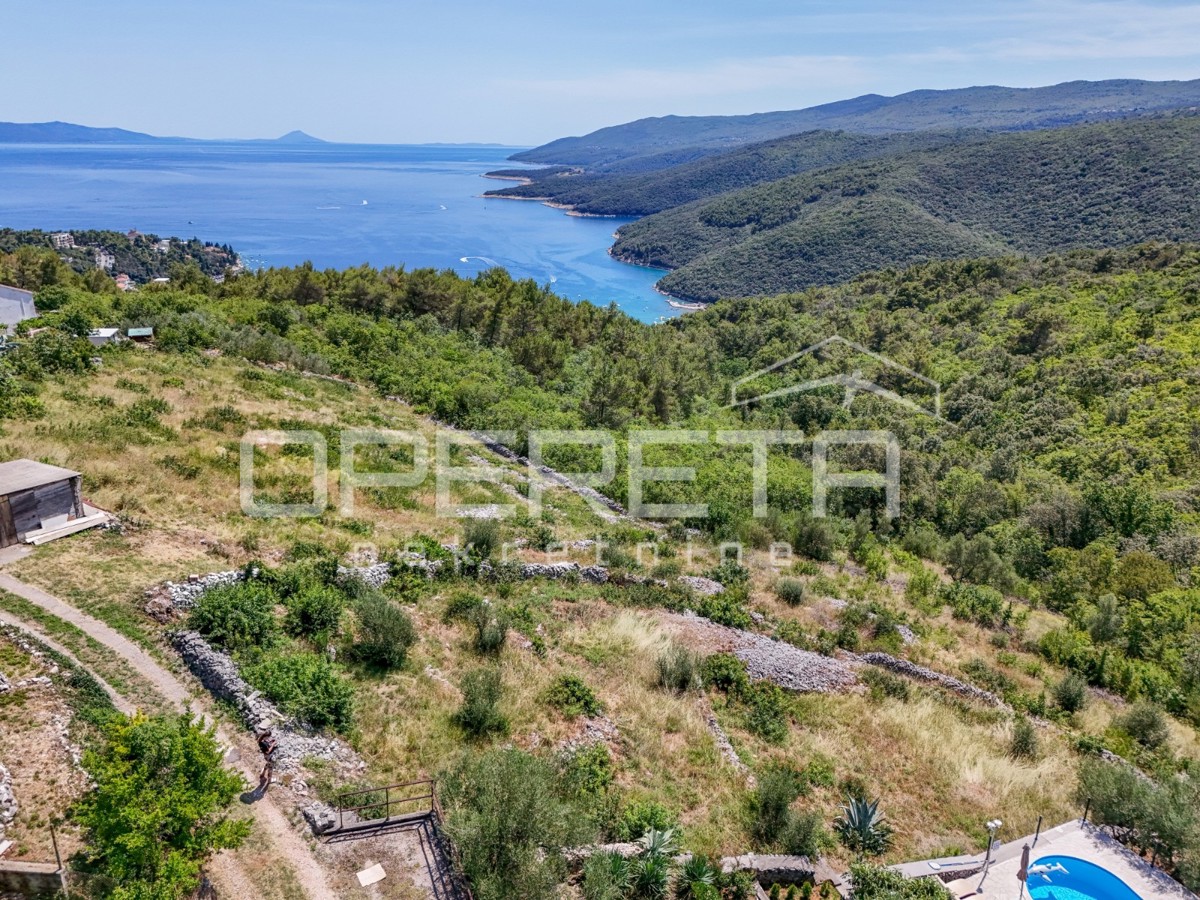 OPPORTUNITÀ – Terreno edificabile con vista aperta sul mare a Rabac, oltre 2.900 m²