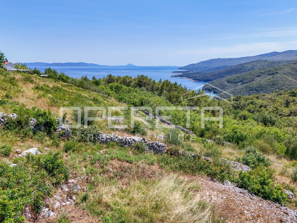OPPORTUNITÀ – Terreno edificabile con vista aperta sul mare a Rabac, oltre 2.900 m²
