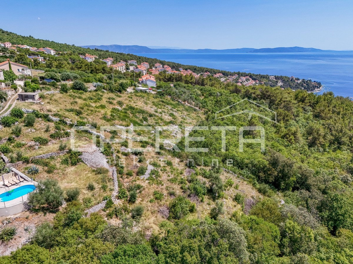 OPPORTUNITÀ – Terreno edificabile con vista aperta sul mare a Rabac, oltre 2.900 m²