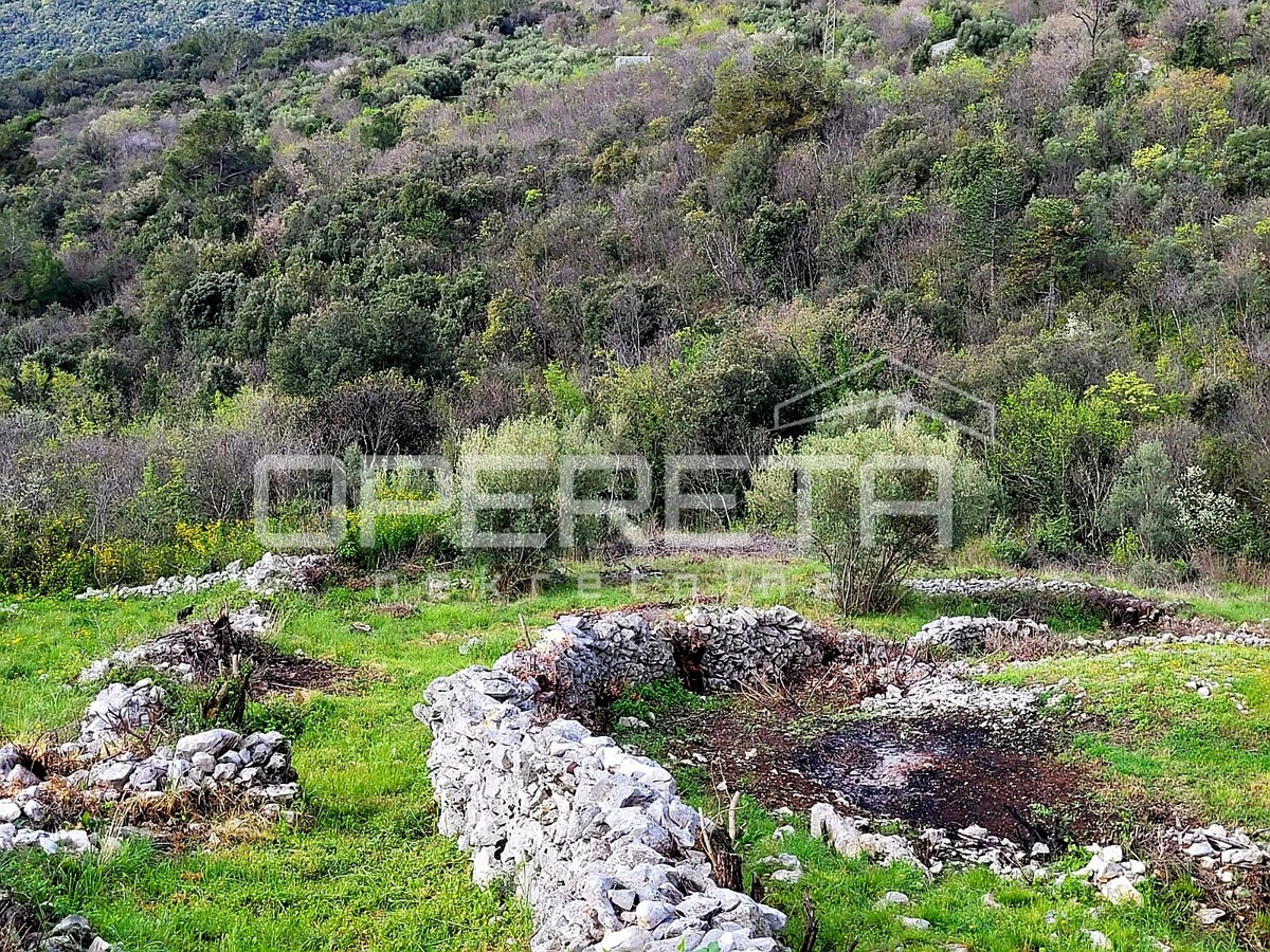 OPPORTUNITÀ – Terreno edificabile con vista aperta sul mare a Rabac, oltre 2.900 m²