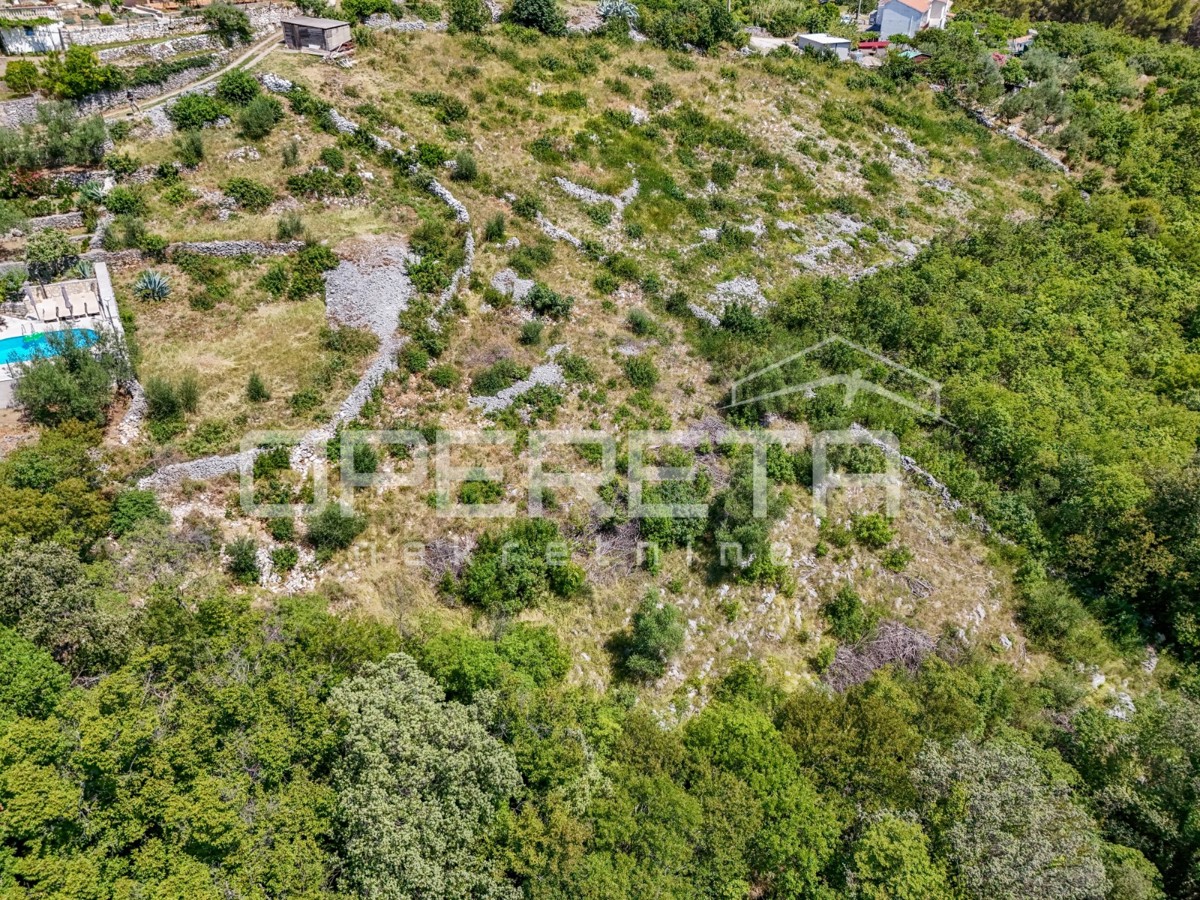 OPPORTUNITÀ – Terreno edificabile con vista aperta sul mare a Rabac, oltre 2.900 m²