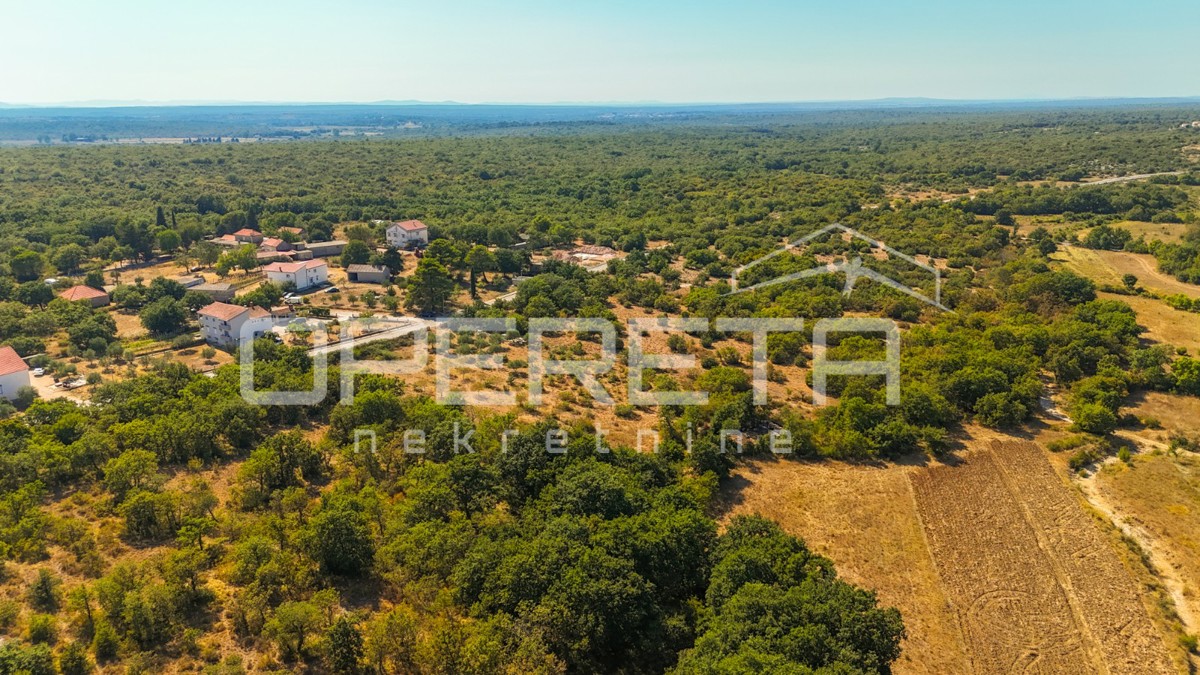 Terreno edificabile con permesso per casa e piscina – Poličnik - 560 m2